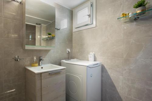 Koupelna v ubytování Kate's Modern 2 BR Apartment in Perea