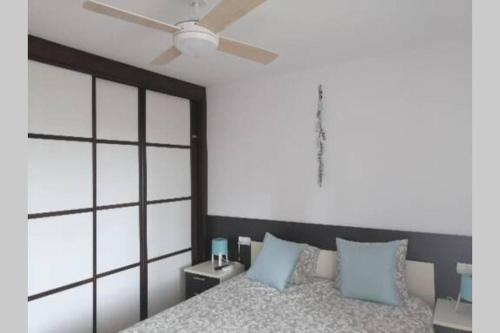 Ένα ή περισσότερα κρεβάτια σε δωμάτιο στο Beautiful apartment with pool in Palm Mar