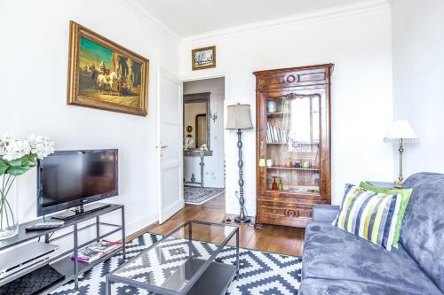 un soggiorno con divano e TV di Charming flat with balcony near Place des Jacobins - Lyon - Welkeys a Lione
