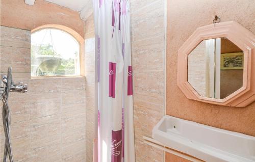 y baño con ducha, lavabo y espejo. en 3 Bedroom Amazing Home In Mondragon, en Mondragon