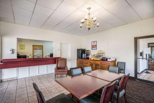Гостиная зона в Suburban Studios Middlesboro