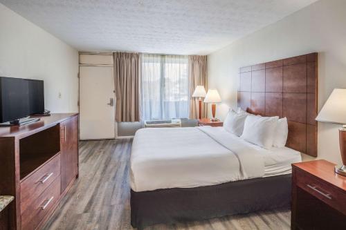 Кровать или кровати в номере Suburban Studios Middlesboro