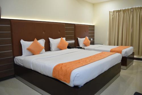 Tempat tidur dalam kamar di Thiviyam Airport Hotel