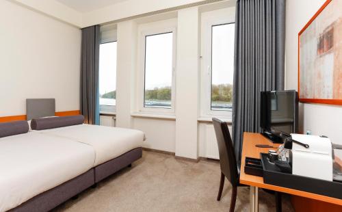 Katil atau katil-katil dalam bilik di Hotel am Rhein