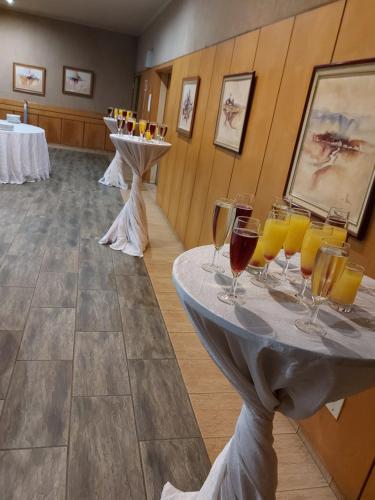 ミデルバーグにあるMidway Inn Hotelの客室内のテーブル(ワイングラス付)