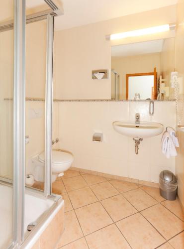 Bilik mandi di Hotel am Rhein