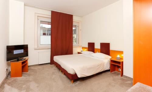 Televisyen dan/atau pusat hiburan di Hotel am Rhein
