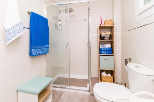 a bathroom with a shower and a toilet at Espanatour VIOLETAS in Orihuela