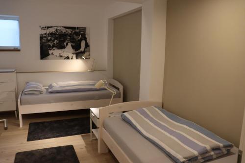 um pequeno quarto com uma cama e um espelho em Apartment "Anne" in ehemaliger Schuhfabrik em Herxheim