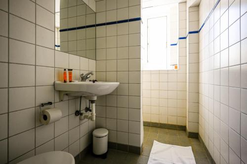 y baño con lavabo y aseo. en Sanders Lake - Pleasant Two-Bedroom Apartment in Downtown Copenhagen, en Copenhague