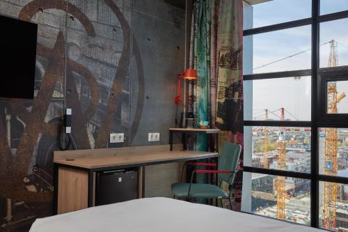 アムステルダムにあるInntel Hotels Amsterdam Landmarkのベッドルーム(デスク、窓付)