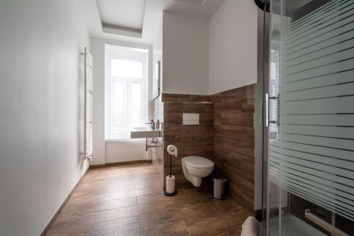 a bathroom with a toilet and a glass shower at Little Suite in Halle an der Saale