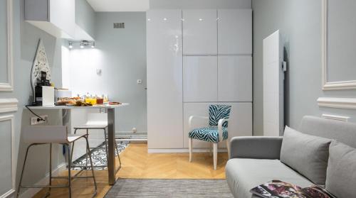 un salon avec un canapé et une table dans l'établissement Residence sur Cour, à Paris