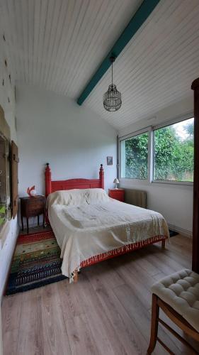 1 dormitorio con cama grande y ventana grande en La Gustine, en Descartes