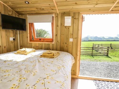 - une chambre avec un lit et une grande fenêtre dans l'établissement Elan, à Llandrindod Wells