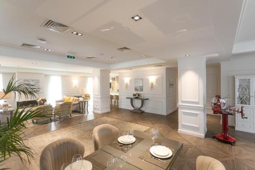 a living room with a table and chairs at Hotel Divine Park in Svilajnac