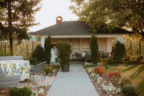 a house with a table and chairs in a garden at Hotel Divine Park in Svilajnac