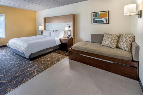 Säng eller sängar i ett rum på Holiday Inn Hotel & Suites Wausau-Rothschild, an IHG Hotel