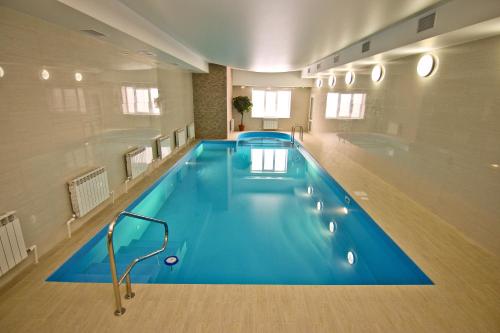 a large swimming pool in a large building at Park Hotel Nadezhda in Rostov on Don