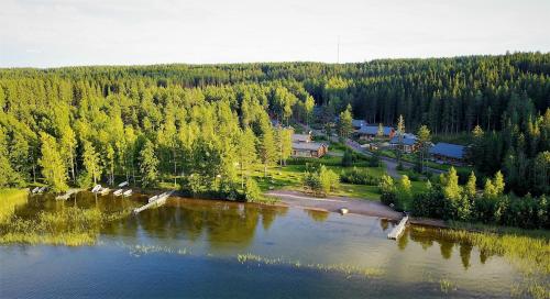 uma vista aérea de um lago com árvores em Villa Anchor em Kouvola