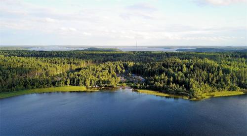 uma ilha no meio de um grande lago em Villa Anchor em Kouvola
