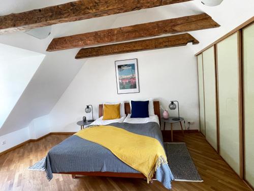 una camera con letto con lenzuola blu e gialle di Old Town - Viru Gate Apartment a Tallinn