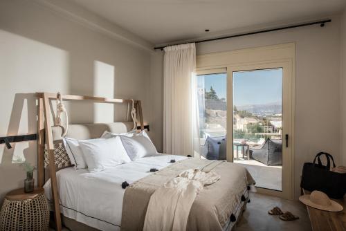 Llit o llits en una habitació de Kamilari Luxury Residences