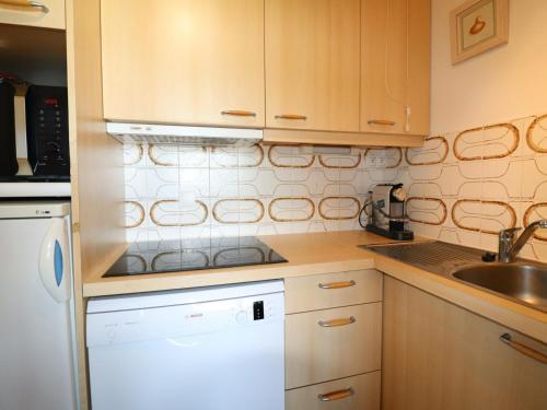 Appartement Méribel, 2 pièces, 5 personnes - FR-1-182-15にあるキッチンまたは簡易キッチン
