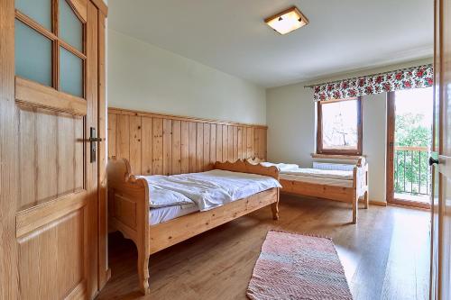 a bedroom with two beds and a window at Pokoje Gościnne Stoch in Ząb