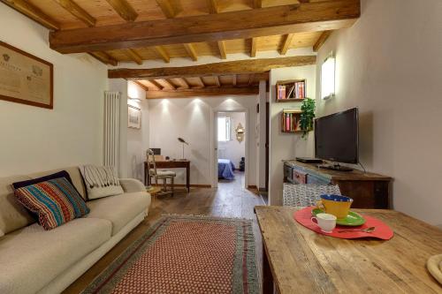 Diciotto Apartment by Mamo Florence