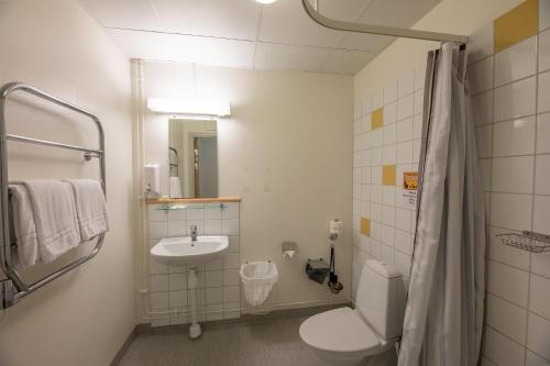 A bathroom at Systemairhallen Bed&Breakfast