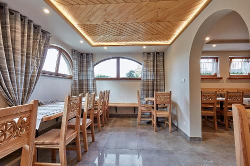 a dining room with a table and chairs at Pokoje Gościnne Stoch in Ząb
