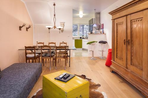 Una sala de estar con una mesa y un comedor. en GL Suites, en Wiesbaden