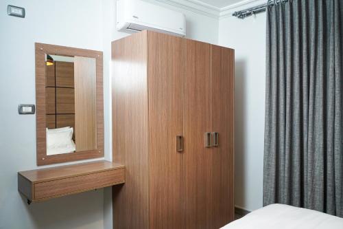 Cama ou camas em um quarto em flamingo hotel irbid