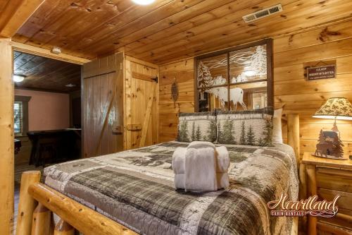 a bedroom with a bed in a log cabin at God's Grace in Pigeon Forge