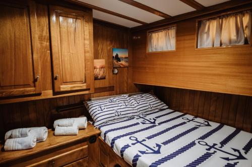 Łóżko lub łóżka w pokoju w obiekcie Sicily Sea Charter HANDE CAPO GALERA
