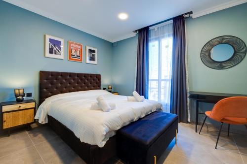 Un dormitorio con una cama grande y un espejo. en Art Deco Luxury Apartment, Central Location, en Sliema