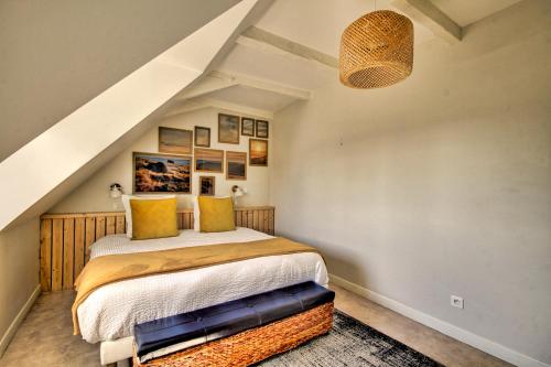 um quarto com uma cama com almofadas amarelas em OFFRE DE LANCEMENT, IDEAL GROUPE, BILLARD em Mauriac