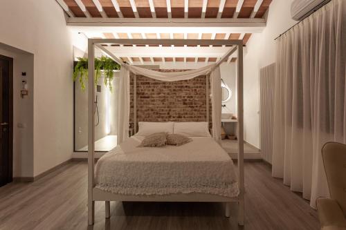 een slaapkamer met een hemelbed bij Country Rooms & Suite La Quercia in Coriano