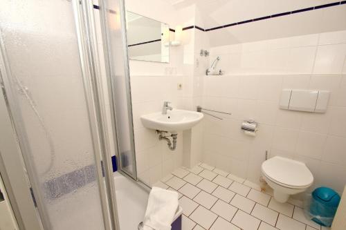 y baño con ducha, lavabo y aseo. en F-1010 Strandhaus Mönchgut Bed&Breakfast DZ 33 Balkon, strandnah, inkl Frühstück en Lobbe