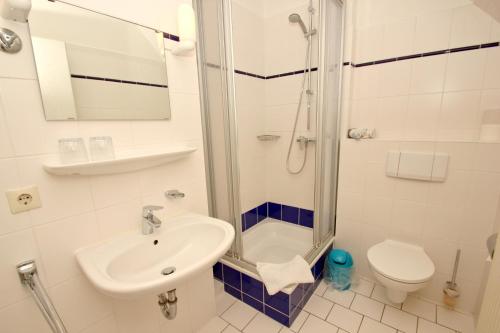 Ванная комната в F-1010 Strandhaus Mönchgut Bed&Breakfast DZ 32 Balkon, strandnah, inkl Frühstück, keine Haustiere