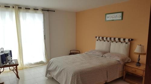 1 dormitorio con 1 cama y TV en Apartamento Edificio Sea View, en San Andrés