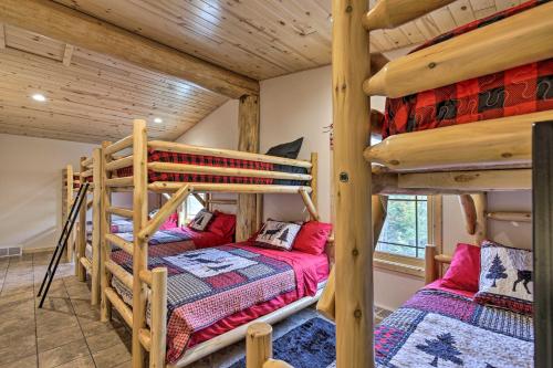 Katil dua tingkat atau katil-katil dua tingkat dalam bilik di Spacious Hurley Home with Game Room Near Lakes