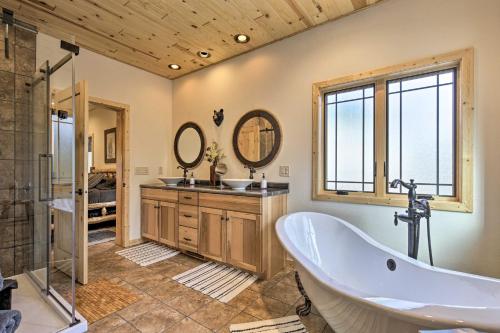 Ένα μπάνιο στο Spacious Hurley Home with Game Room Near Lakes