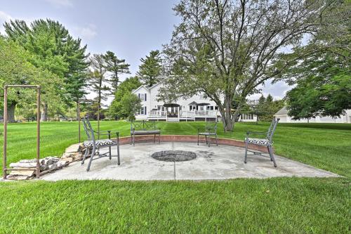 Κήπος έξω από το Large Home with Indoor Basketball Court and Game Room!