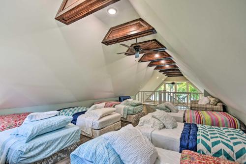 ein Zimmer mit fünf Betten und einer Decke in der Unterkunft Renovated Lakeside Home with Private Boat Dock! in Pine Crest