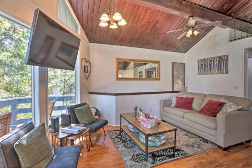 Χώρος καθιστικού στο 1 Mi to Lake Gregory Mtn-View Cabin with Deck