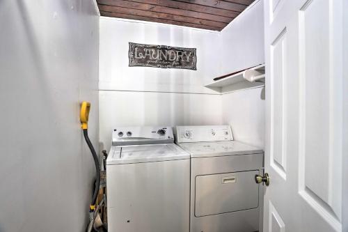 Η κουζίνα ή μικρή κουζίνα στο 1 Mi to Lake Gregory Mtn-View Cabin with Deck