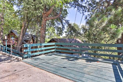 Φωτογραφία από το άλμπουμ του 1 Mi to Lake Gregory Mtn-View Cabin with Deck σε Crestline