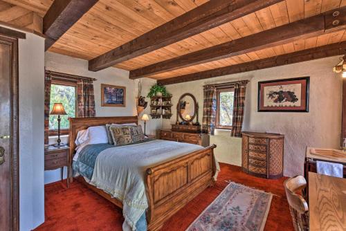 - une chambre avec un lit et un plafond en bois dans l'établissement Riverheart Retreat - One-of-a-Kind Villa!, à Buena Vista